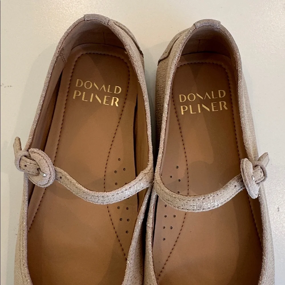 New Donald J. Pliner Beige Mary Jane Shoes.  Size 7B.